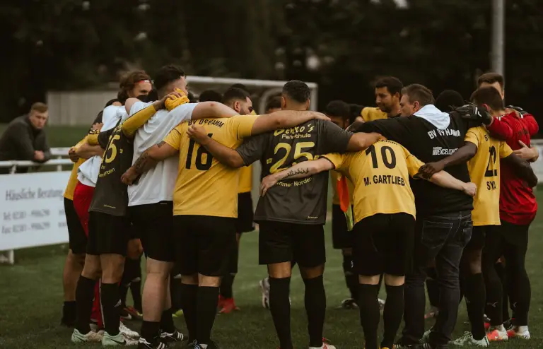 Sportteam in Trikots mit Namen und Nummern